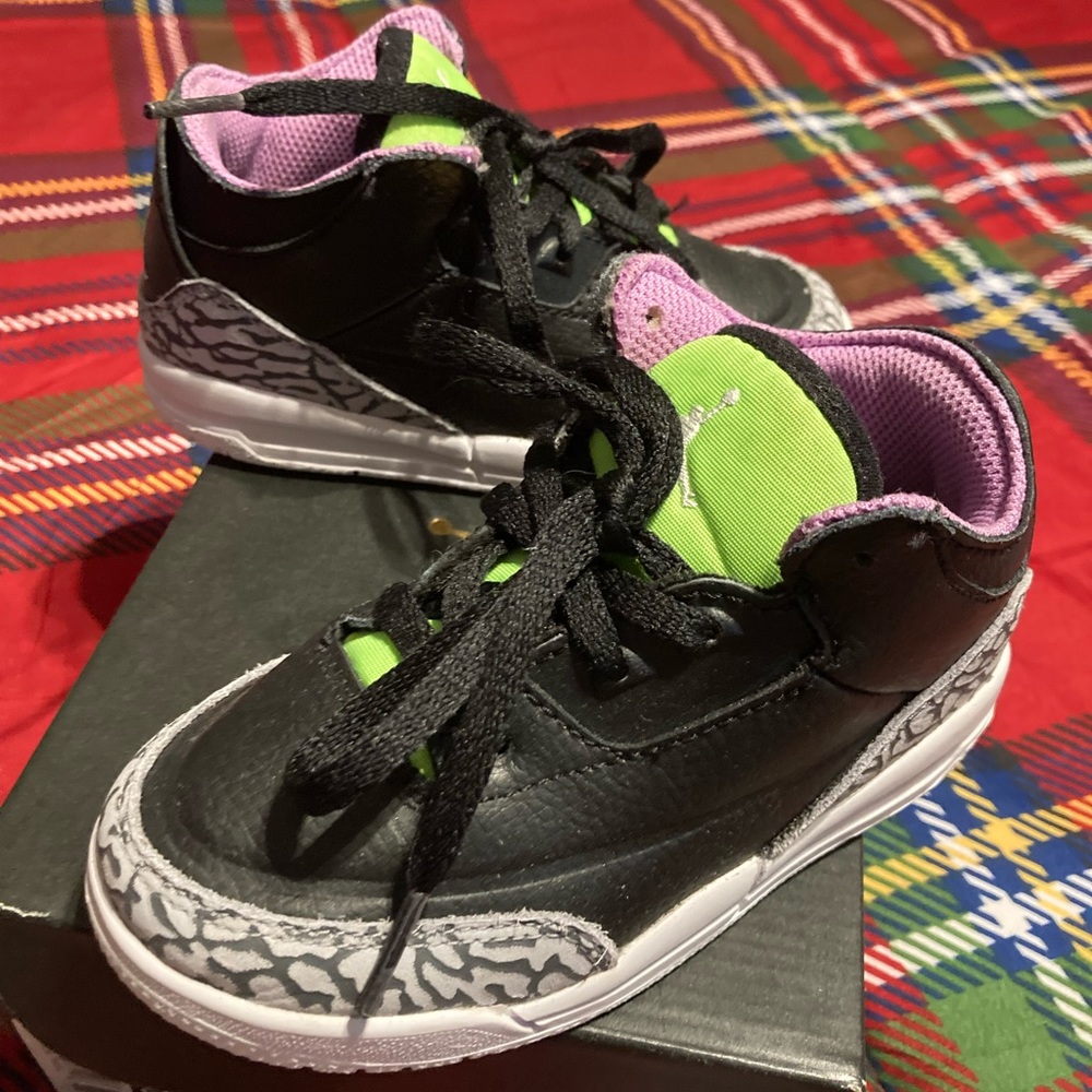 *USED* Jordan Retro 3’s Size 9C (Purple/White/Black)